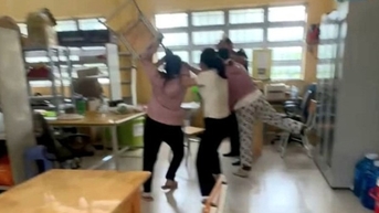 Thầy giáo bị tố nhắn tin không phù hợp, 'đụng chạm' nữ sinh lớp 10