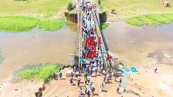 Người dân châu Phi nhảy múa trên cây cầu được chiến sĩ 'mũ nồi xanh' sửa chữa