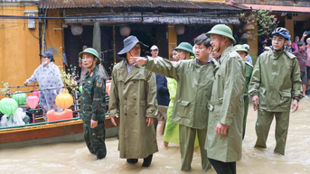 Bí thư Thành ủy Đà Nẵng kiểm tra, động viên người dân vùng lũ Hội An