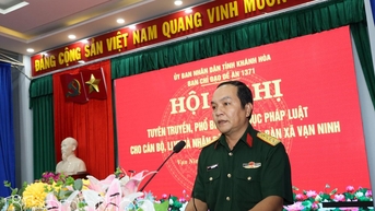 Tuyên truyền pháp luật cho cán bộ, lực lượng vũ trang và Nhân dân 2 xã Vạn Ninh, Khánh Vĩnh