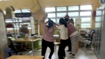 Người mẹ xông vào lớp hành hung thầy giáo vì nhắn... "thân mật" nữ sinh