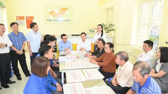 [Ảnh] Dự thảo Văn kiện Đại hội Đảng lần thứ XIV đến với người dân tại các điểm Bưu điện Văn hóa xã