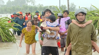 Hàm Liêm kịp thời sơ tán bà con vùng lũ về nơi an toàn