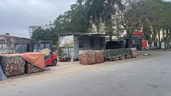 Vỉa hè phố Khúc Thừa Dụ bị 'biến' thành bãi vật liệu xây dựng