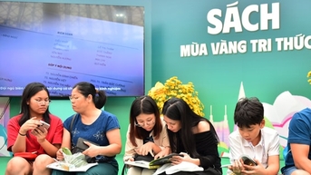 Không gian sách thu hút độc giả tại Hội chợ Mùa thu 2025