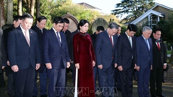 អគ្គលេខាធិកា To Lam ទៅសួរសុខទុក្ខមេដឹកនាំនៃ proletariat លោក Karl Marx ។