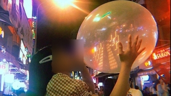 Hít hàng trăm quả "bóng cười" mỗi ngày, 2 vợ chồng liệt nửa người