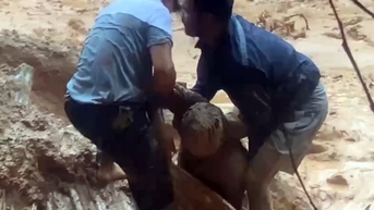 Tài xế xe múc thoát "cửa tử" ngoạn mục sau khi bị đất bùn vùi lấp