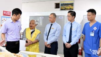 Quỹ "Chạm yêu thương" tặng quà bệnh nhân nghèo bị ảnh hưởng bởi thiên tai