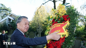 Tổng Bí thư Tô Lâm và phu nhân viếng mộ Karl Marx tại nghĩa trang Highgate ở Anh