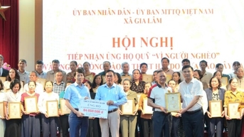 Gia Lam បានទទួលប្រាក់ជាង 2.4 ពាន់លានដុង ដើម្បីគាំទ្រមូលនិធិ "ដើម្បីជនក្រីក្រ" និងប្រជាជនដែលរងផលប៉ះពាល់ដោយព្យុះ និងទឹកជំនន់។