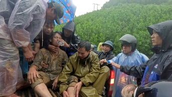 Kịp thời cứu tài xế xe múc gặp nạn do sạt lở tại xã Trà Đốc