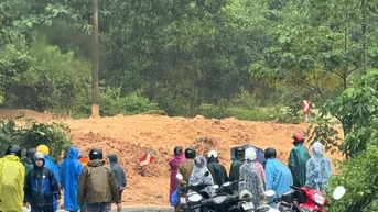 Mưa lớn gây sạt lở nhiều khu vực tại miền núi Đà Nẵng