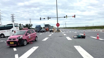 Một người nhập viện sau vụ ô tô va chạm xe máy vào sáng sớm ở ngã tư Đồng Bài