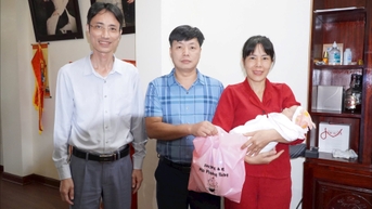 Xã Tứ Kỳ thăm hỏi gia đình đang chăm sóc cháu bé sơ sinh bị bỏ rơi