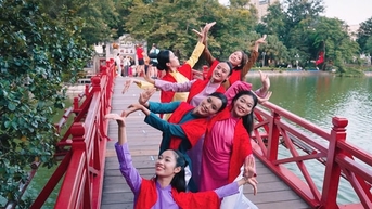 “Tay trong tay – Hand in hand” – Vũ điệu đại chúng lan tỏa tinh thần đoàn kết dân tộc