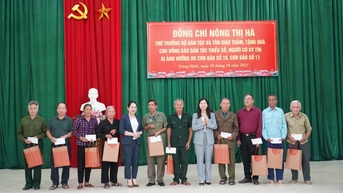 Thăm, tặng quà đồng bào dân tộc thiểu số bị thiệt hại do bão tại xã Thất Khê và xã Tràng Định