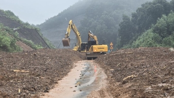 Cao tốc La Sơn - Túy Loan tiếp tục ách tắc do sạt lở nghiêm trọng