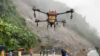 Quảng Ngãi: Dùng thiết bị bay không người lái cứu trợ tài xế bị cô lập trên đèo Lò Xo