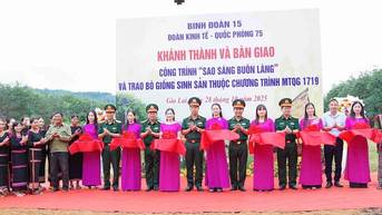 Đoàn Kinh tế - Quốc phòng 75 bàn giao công trình “Sao sáng buôn làng” tại xã Ia Krêl