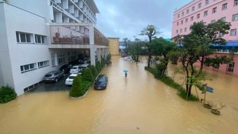 Bệnh nhân "chạy lũ" ở Bệnh viện Trung ương Huế