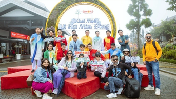 Du khách thích thú săn mây, check in hoa Sen đá trên đỉnh Fansipan