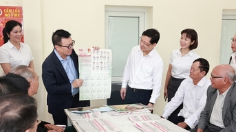 Người dân tìm hiểu dự thảo văn kiện đại hội Đảng toàn quốc tại bưu điện văn hoá xã