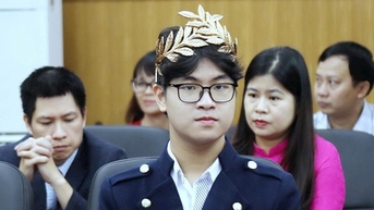 Chủ tịch Hà Nội tặng bằng khen cho quán quân Đường lên đỉnh Olympia Trần Bùi Bảo Khánh