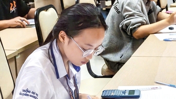 Thầy giáo ẩn danh cho sinh viên mượn 15 triệu nhập học thành 'người cha hiền giữa đời thường'