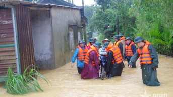Đoàn Kinh tế - Quốc phòng 92 (Quân khu 4) giúp dân phòng, chống và khắc phục hậu quả mưa bão