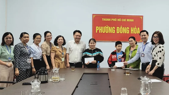 Trao hỗ trợ cho người dân bị thương do cây gãy đổ