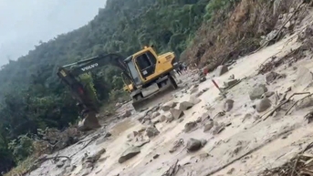 Liên tục sạt lở đất đá trên quốc lộ 28B, tỉnh Lâm Đồng