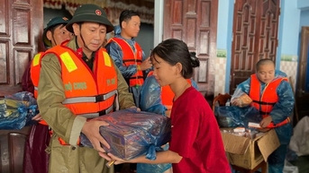 Cứu trợ kịp thời người dân khu vực bị lũ cô lập