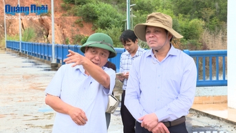 Phó Bí thư Tỉnh ủy, Chủ tịch HĐND tỉnh Nguyễn Đức Tuy kiểm tra tình hình vận hành hồ chứa nước Đăk Pokei
