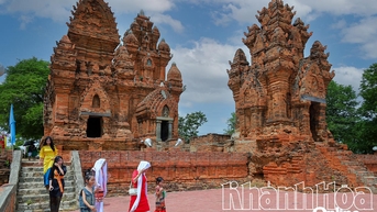 Khai thác giá trị các tháp Chăm vào du lịch