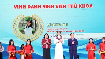 Đại học Đà Nẵng vinh danh thủ khoa và trao học bổng nâng bước sinh viên