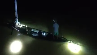 Cứu người đàn ông bị lũ cuốn trôi