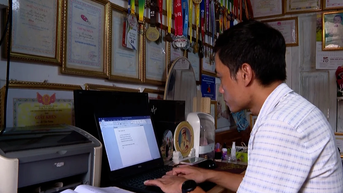 Thầy giáo viết sử bằng thơ