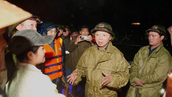 Phó Thủ tướng Trần Hồng Hà động viên bà con vùng lũ ở Huế