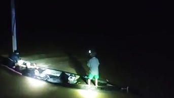 Thót tim người đàn ông ôm cột điện giữa dòng lũ chảy xiết, được cứu sống như phim