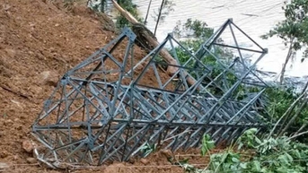 Khẩn trương khắc phục sự cố sạt lở làm ngã đổ cột điện 110kV Phước Sơn
