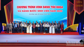 Đại học Đà Nẵng vinh danh thủ khoa, nâng bước sinh viên năm 2025