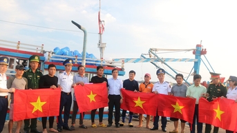 Ngư dân cùng cờ Tổ quốc vươn khơi