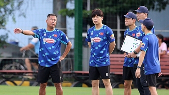 Ai đóng thế cho HLV Kim Sang Sik ở tuyển Việt Nam?