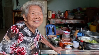 Cụ bà U90 lưng còng dậy từ 3h nấu bún, giữ nghề của con gái đã khuất