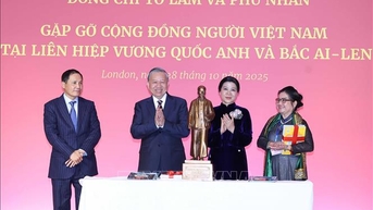 Tổng Bí thư gặp gỡ cộng đồng người Việt Nam và cán bộ Đại sứ quán Việt Nam tại Anh