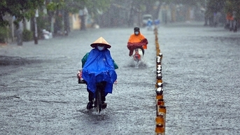 Mưa to bao trùm miền Trung, Hà Nội lạnh vào sáng sớm