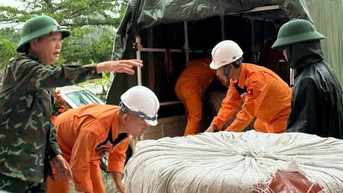 Cứu trợ khẩn cấp hàng trăm áo phao, phao bè cho người dân Huế