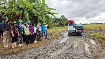 Trình diễn cơ giới hóa vùi rơm kết hợp áp dụng chế phẩm sinh học tăng sức khỏe đất