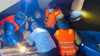 Phường Hóa Châu cứu 4 người dân trôi trong mưa lũ